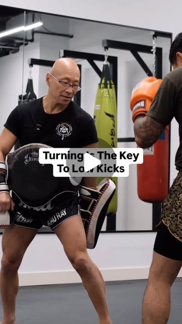 Kru Ray demonstrating a low kick detail